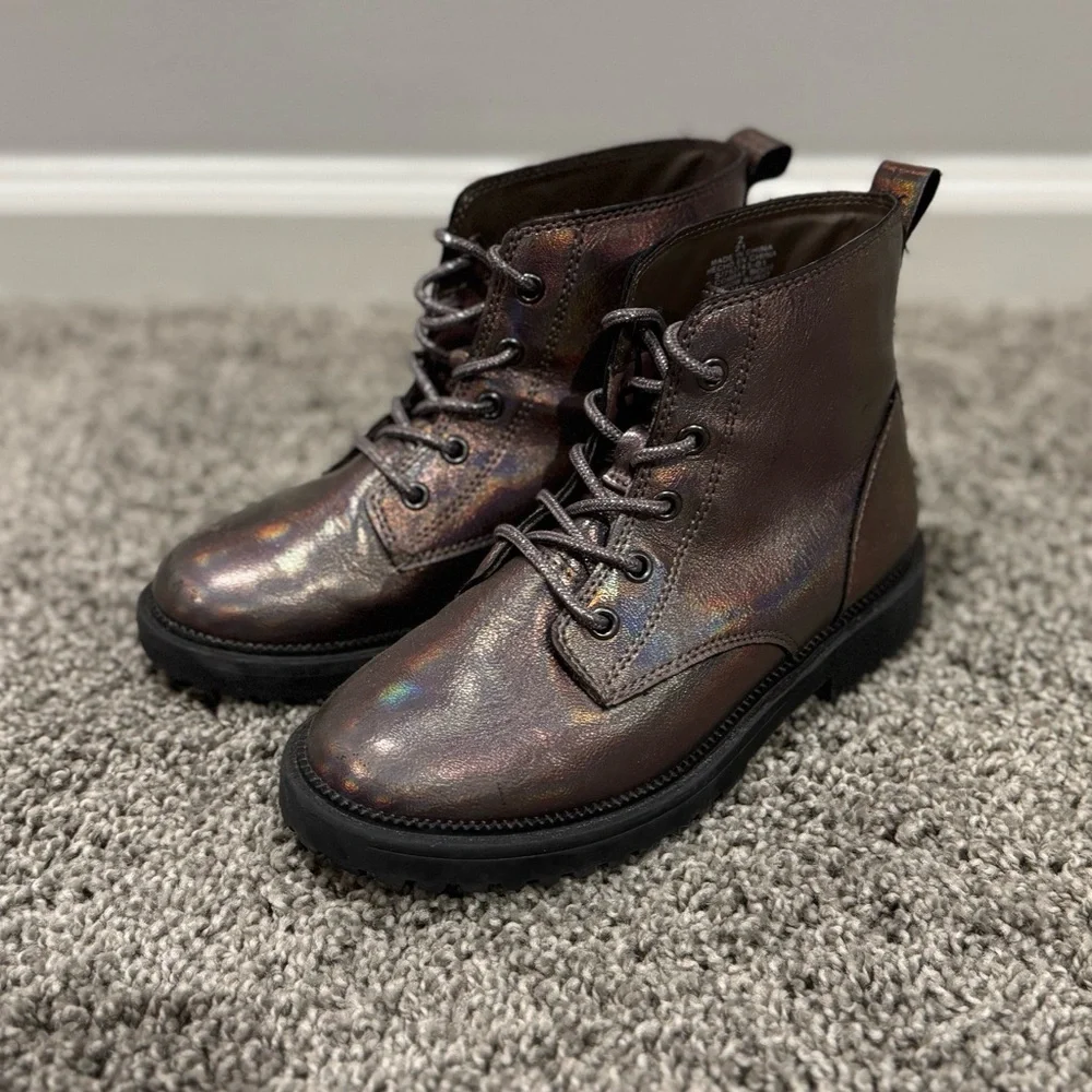 Girls Old Navy Iridescent Lace-Up Boots, size 2